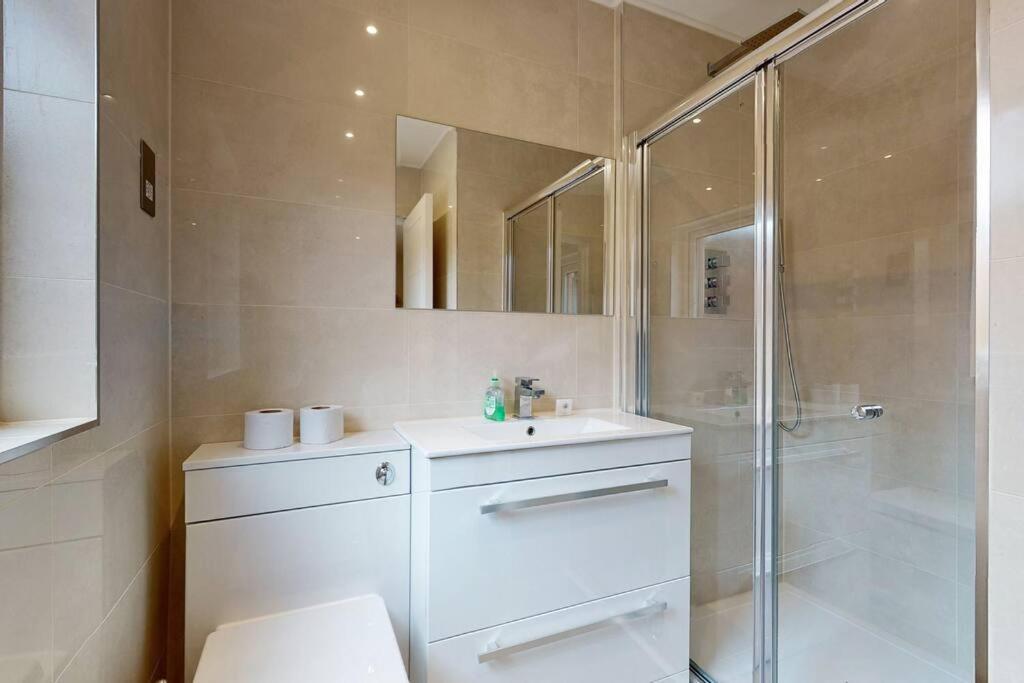 Elegant 2Bed Flat 10Min To Wimbledon Tennis Courts ลอนดอน ภายนอก รูปภาพ